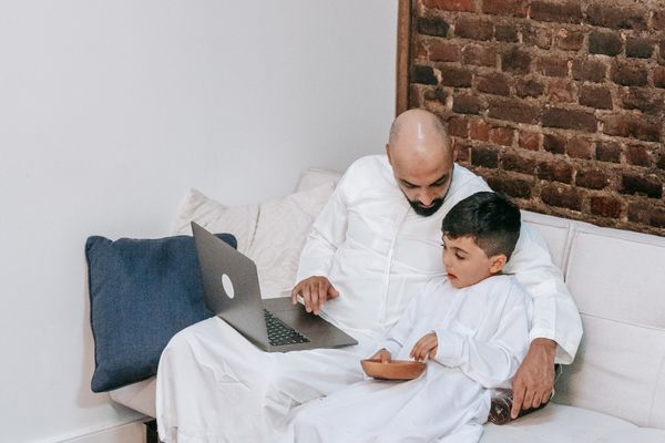 Online Quran Classes in the USA: Time Zones, Costs and Tips