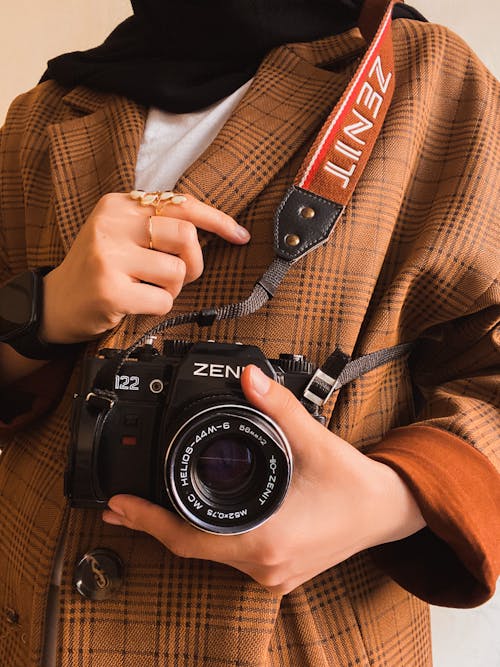 Darmowe zdjęcie z galerii z aparat, brązowy płaszcz, dslr