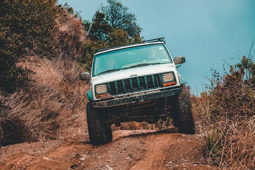 Jeep Suv Blanc Croisière Sur La Route