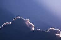 一片令人惊叹的云彩在蓝天的边缘被阳光照亮