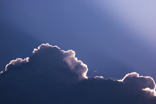 一片令人惊叹的云彩在蓝天的边缘被阳光照亮