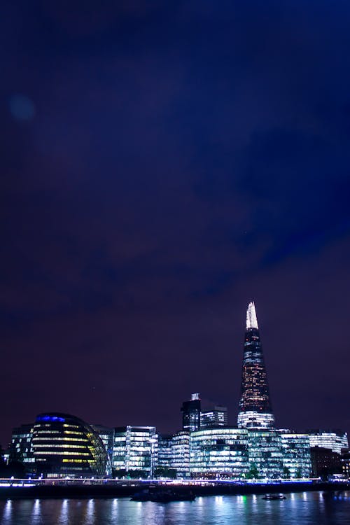 免费 夜间城市建筑的全景照片 素材图片