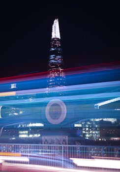 长时间曝光的夜景与充满活力的光径共同创造出一幅动态的城市景观