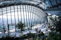 宽敞现代的中庭里，绿植葱郁，还能欣赏到令人惊叹的城市全景