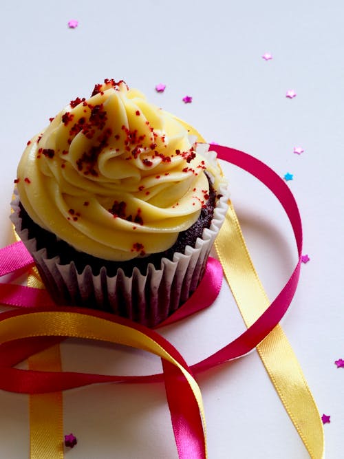 Free Cupcake Coklat Dengan Topping Putih Dan Merah Stock Photo
