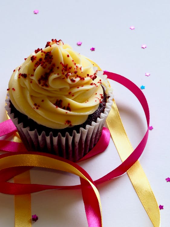 Cupcake De Chocolate Con Coberturas Blancas Y Rojas