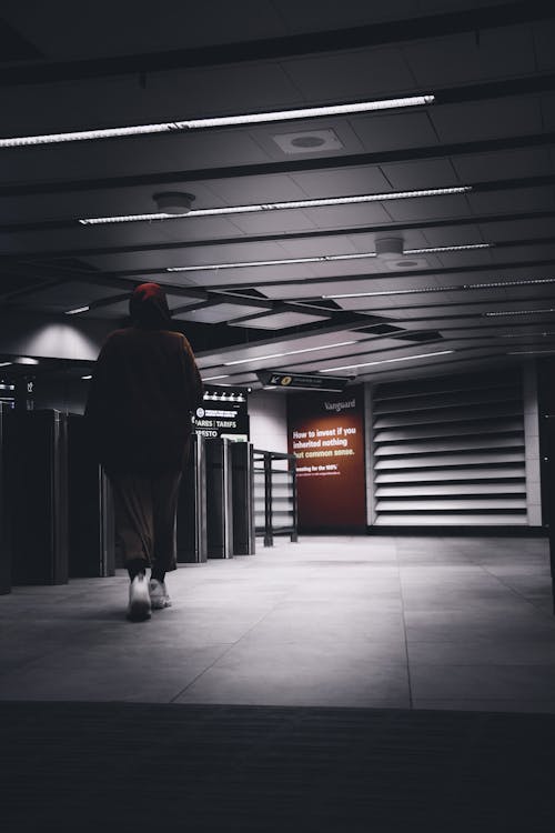 Fotos de stock gratuitas de caminando, de espaldas, estación de metro