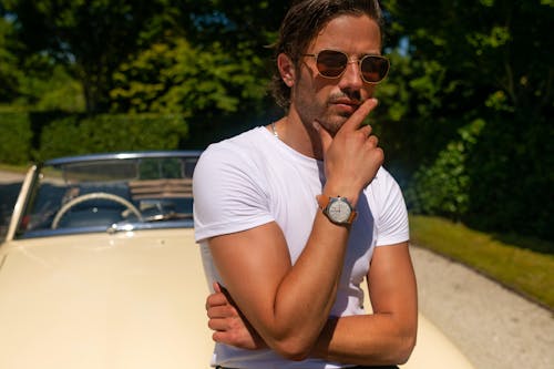 Безкоштовне стокове фото на тему «біла сорочка, білий автомобіль, наручний годинник»