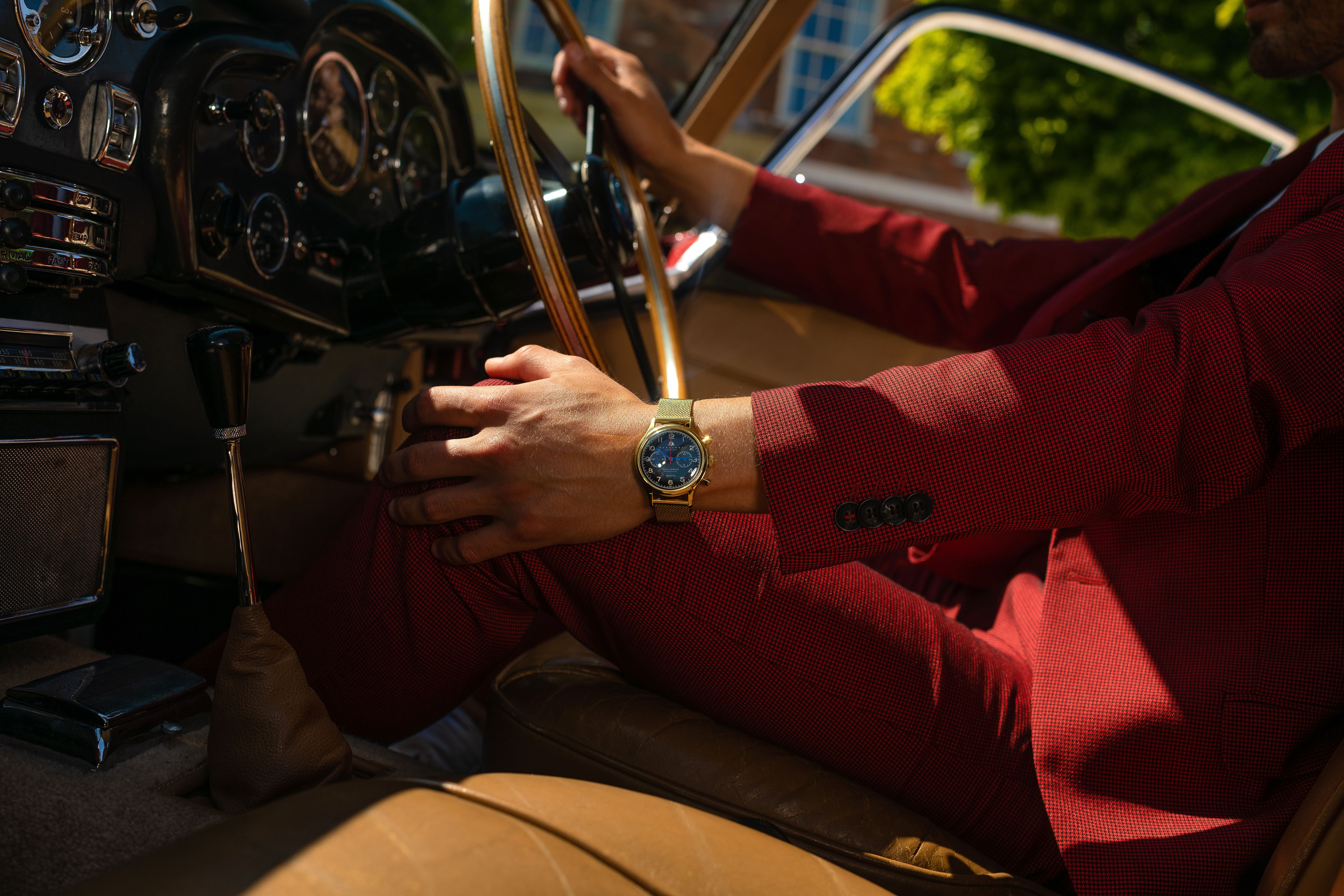 Reloj de lujo con detalles en oro y cronógrafo elegante