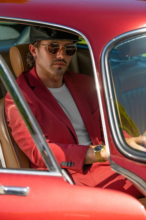 남자, 모자, 빨간 차의 무료 스톡 사진