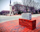 斯帕坦堡历史悠久的华尔街砖雕塑展示了红砖和标志性雕像