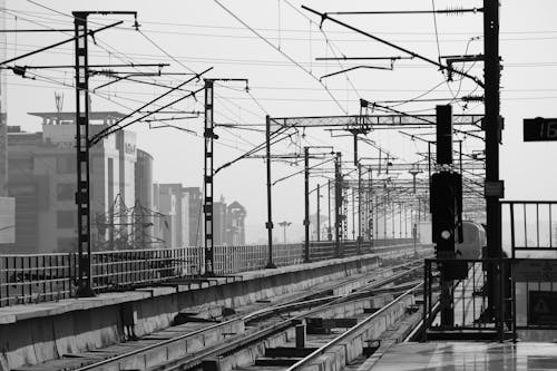 бесплатная Фотография железнодорожного вокзала в оттенках серого Стоковое фото