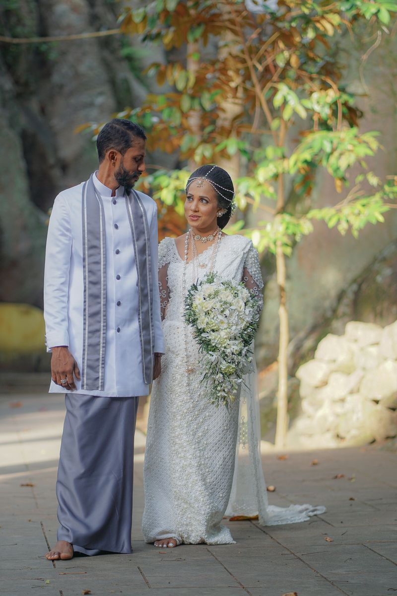 Sri Lankan couple celebrates outdoor wedding ceremony in traditional attire