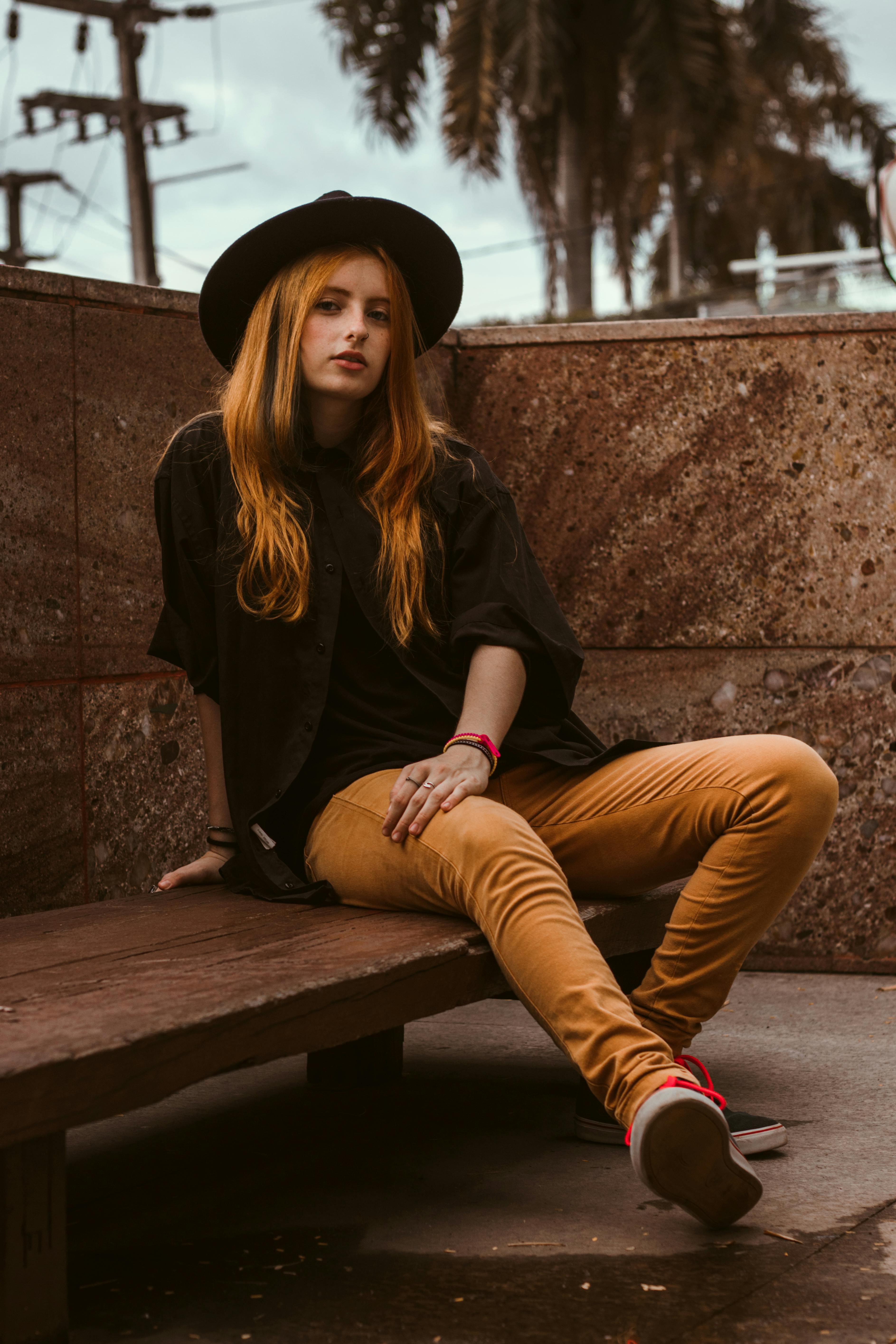 Základová fotografie zdarma na téma černá špička, hnědé kalhoty, klobouk