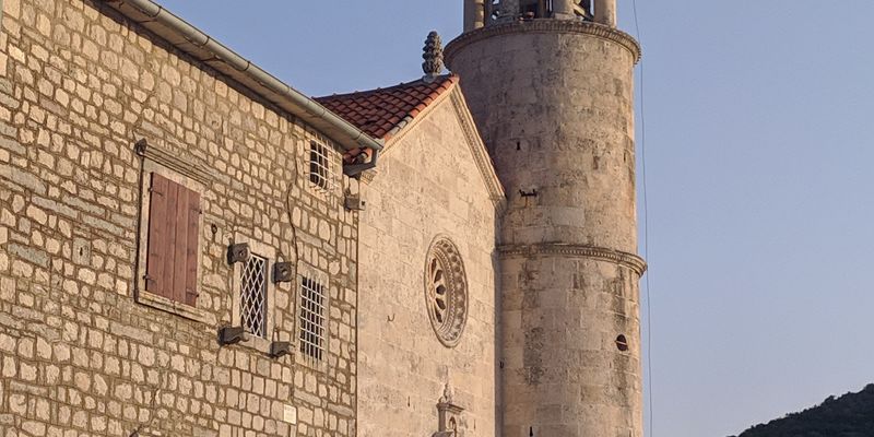 La isla de Nuestra Señora de las Rocas, frente a Perast