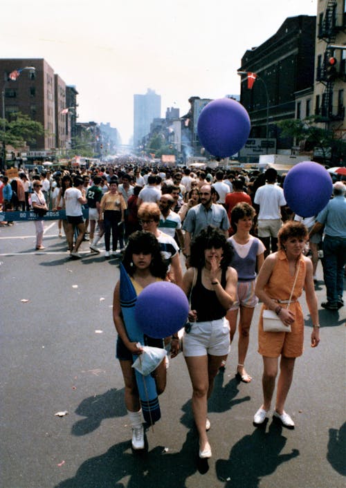Imagine de stoc gratuită din 8th avenue, aglomerație, baloane mov