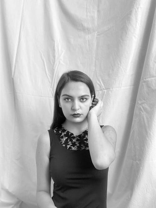 Foto d'estoc gratuïta de auto-retrat, blanc i negre, foto vertical