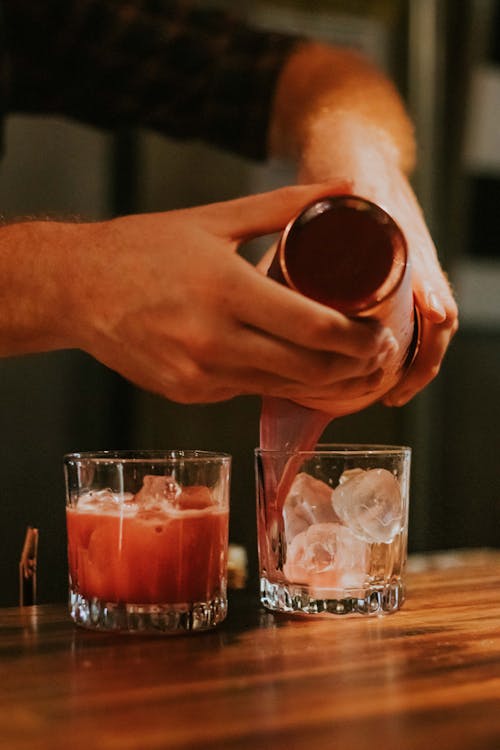 Foto profissional grátis de balcão de bar, barman, bebida gelada