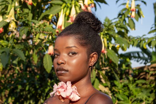 afrikalı-amerikalı kadın, çiçek, güze içeren Ücretsiz stok fotoğraf