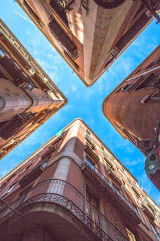 以独特视角捕捉巴塞罗那哥特区错综复杂的建筑