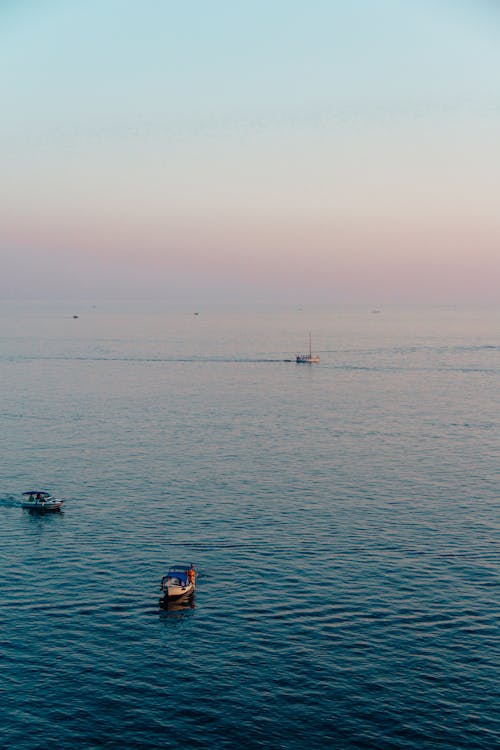 Δωρεάν στοκ φωτογραφιών με αυγή, βάρκα, δύση του ηλίου Φωτογραφία από στοκ φωτογραφιών