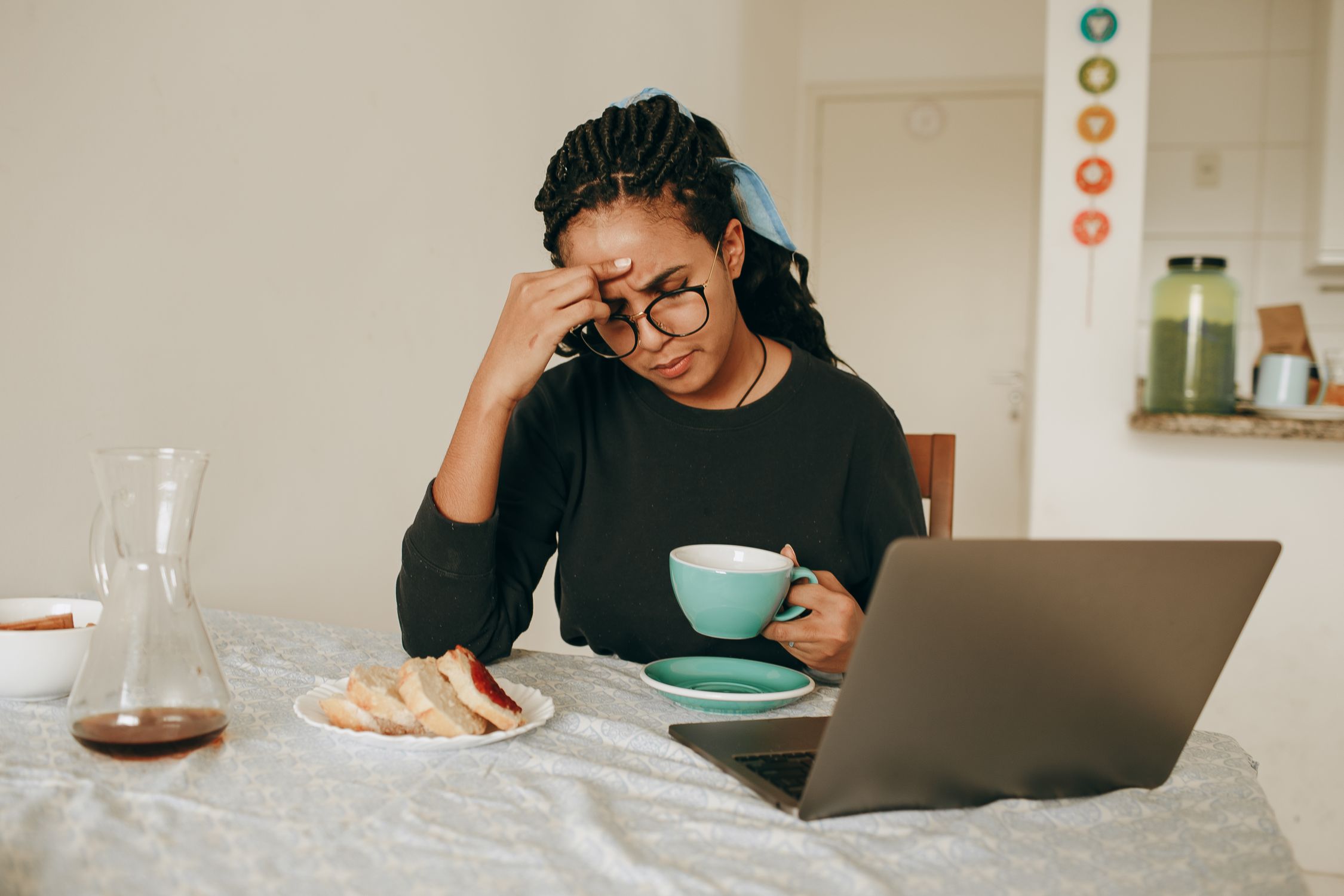 Mulher com expressão de cansaço e frustração, simbolizando as comorbidades como ansiedade e burnout que frequentemente acompanham o TDAH