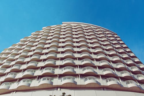 Flachwinkelfotografie Eines Mehrstöckigen Gebäudes Aus Grauem Beton