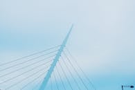 低角度视角下的现代斜拉桥，在蓝天的映衬下，展现了钢材与建筑设计之美