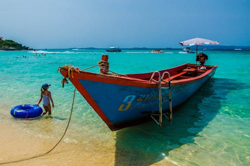 бесплатная Фотография лодки на берегу моря Стоковое фото