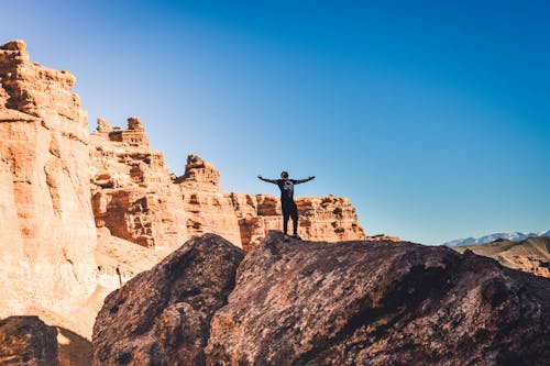 Foto stok gratis gunung berbatu, hiker, jurang