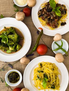 Spaghettis avec Légumes Rôtis et Pesto