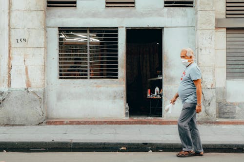 Foto stok gratis bangunan tua, berjalan, dewasa