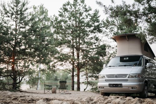 Gratis stockfoto met bomen, camper busje, camping