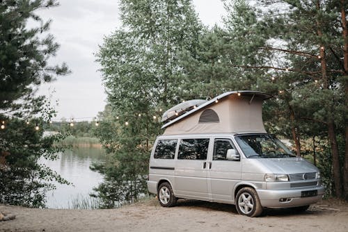 Fotos de stock gratuitas de autocaravana, cámping, lago