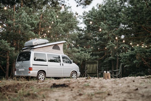 Fotos de stock gratuitas de acampada, arboles, autocaravana