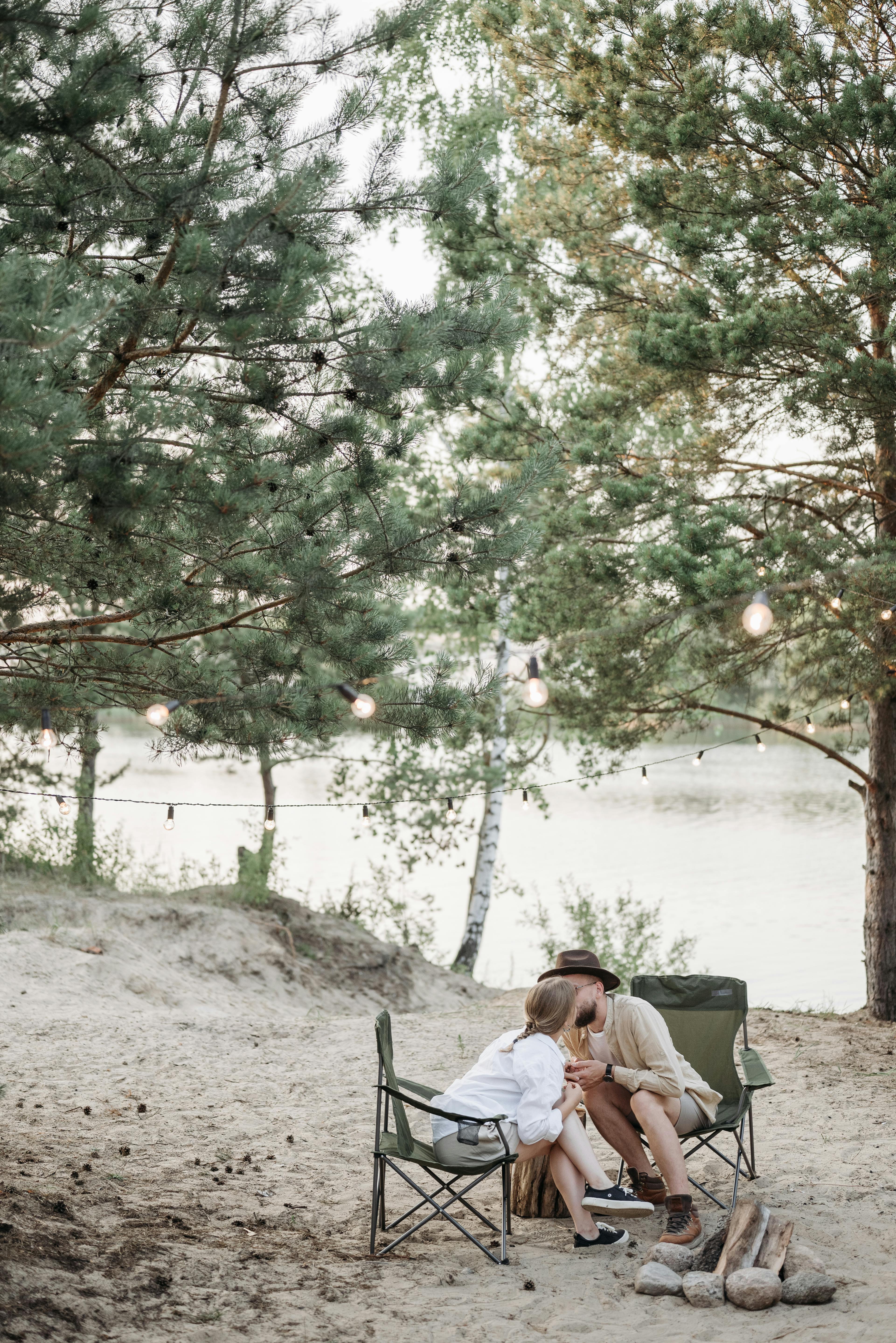 couple kissing under a tree