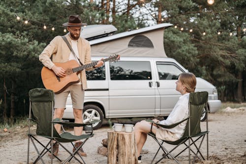 Foto stok gratis berkemah, bermain gitar, campervan