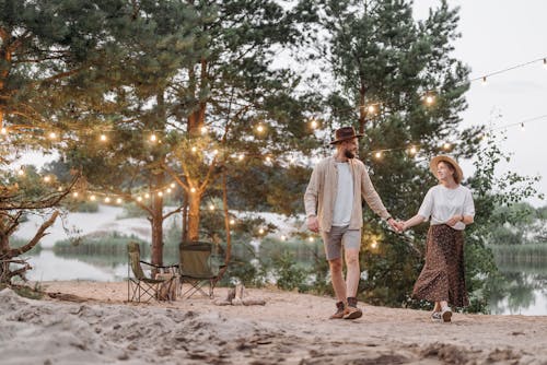 Immagine gratuita di alberi, amore, camminando