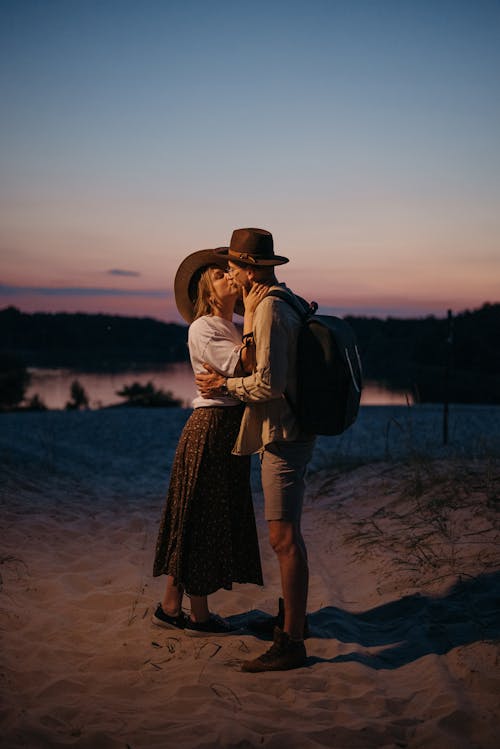 Immagine gratuita di amanti, baciando, cappello da cowboy