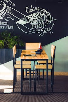 这家迷人的咖啡馆内部配有木椅和艺术墙壁设计