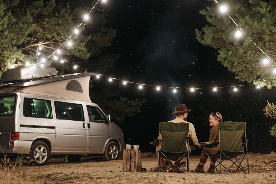 Fotos de stock gratuitas de acampada, guirnalda de luces, hombre