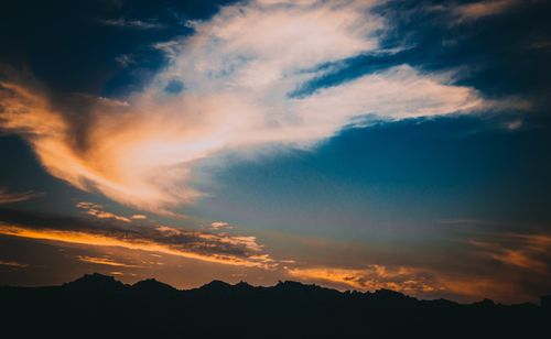 Free Spectacular view of sunset clouds over mountains, showcasing vibrant colors and dramatic landscape. Stock Photo