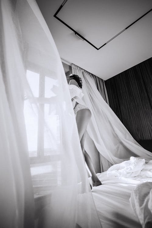 Бесплатное стоковое фото с вертикальный выстрел, женщина, кровать