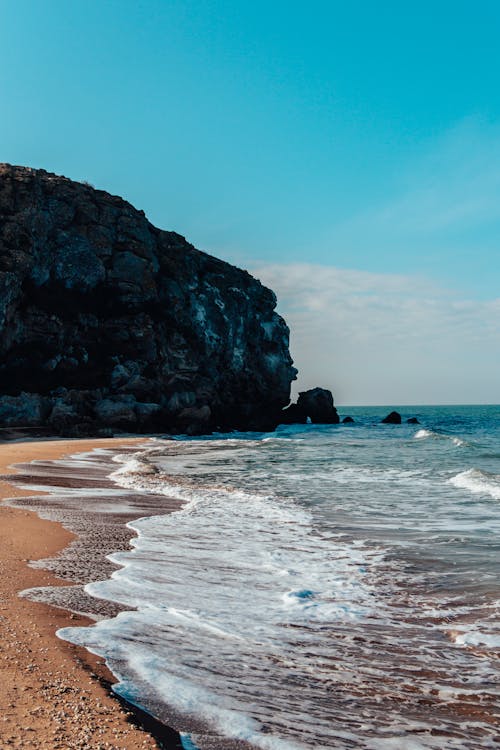 Бесплатное стоковое фото с берег моря, вертикальный выстрел, волны