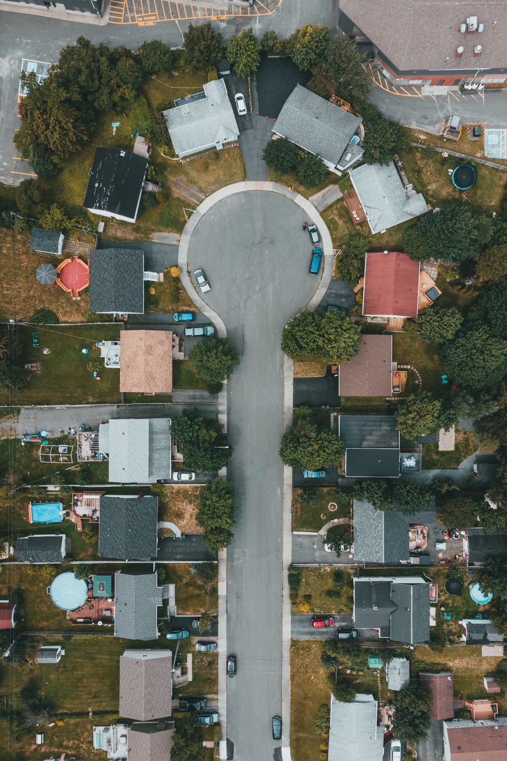Cul-de-sac listing cradled by mature trees from above