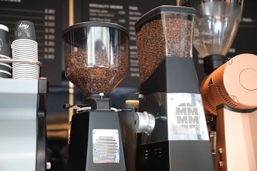 볶은 커피 콩, 에스프레소 메이커, 커피 그라인더의 무료 스톡 사진