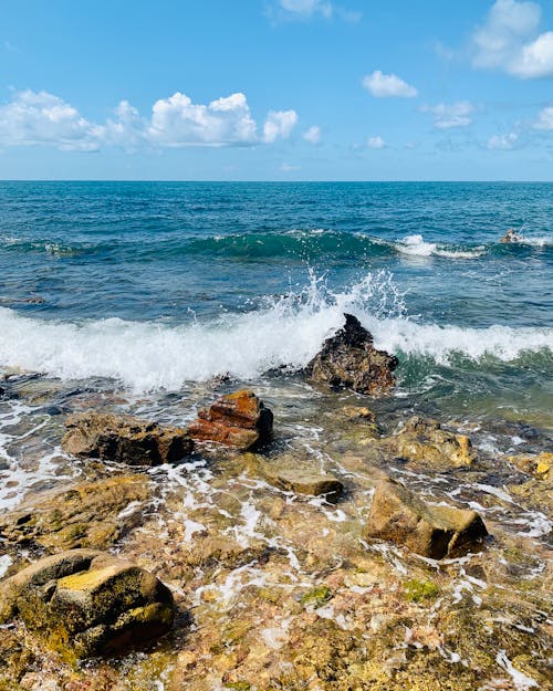 Free Sea Waves Crashing on Rocks Stock Photo