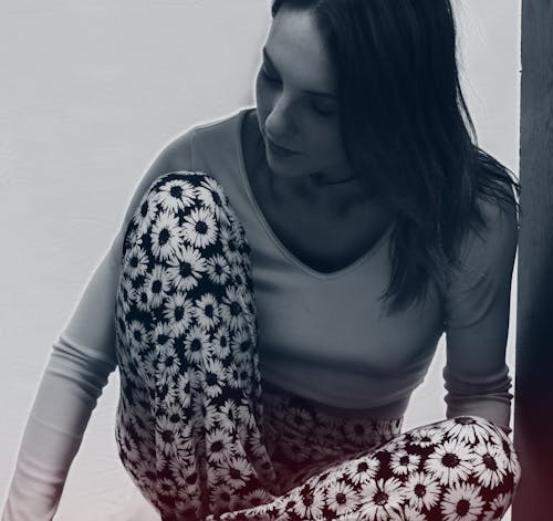 бесплатная фотография женщины в футболке с длинным рукавом и V образным вырезом в оттенках серого Стоковое фото