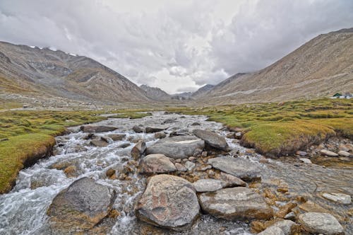 Foto Del Fiume Pieno Di Rocce Più Audaci