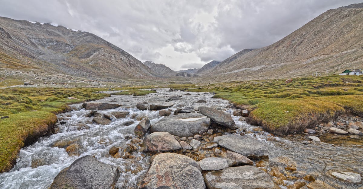 Foto De Río Lleno De Rocas Más Atrevidas · Fotos de stock gratuitas